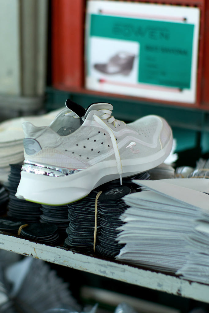 Manufacturing of the Courser Uno sneaker in an Italian factory
